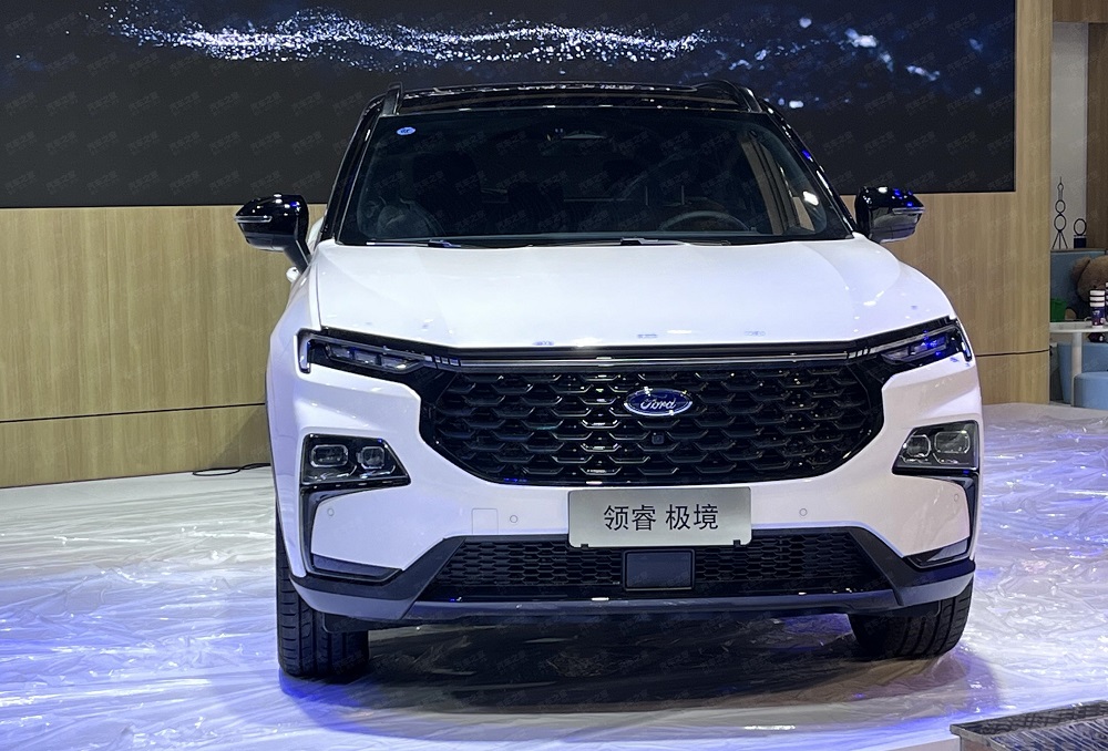 Ford Equator Sport Extreme Edition 2022 được bổ sung lưới tản nhiệt màu đen bóng