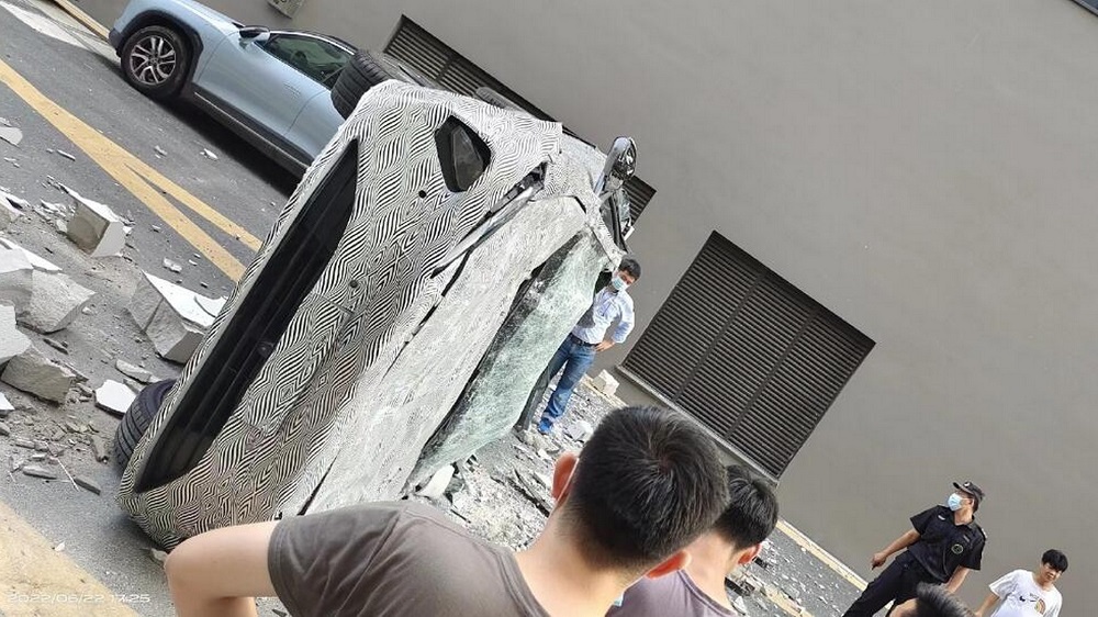 Sau khi được lật lại, chiếc xe đã bị hư hỏng nặng