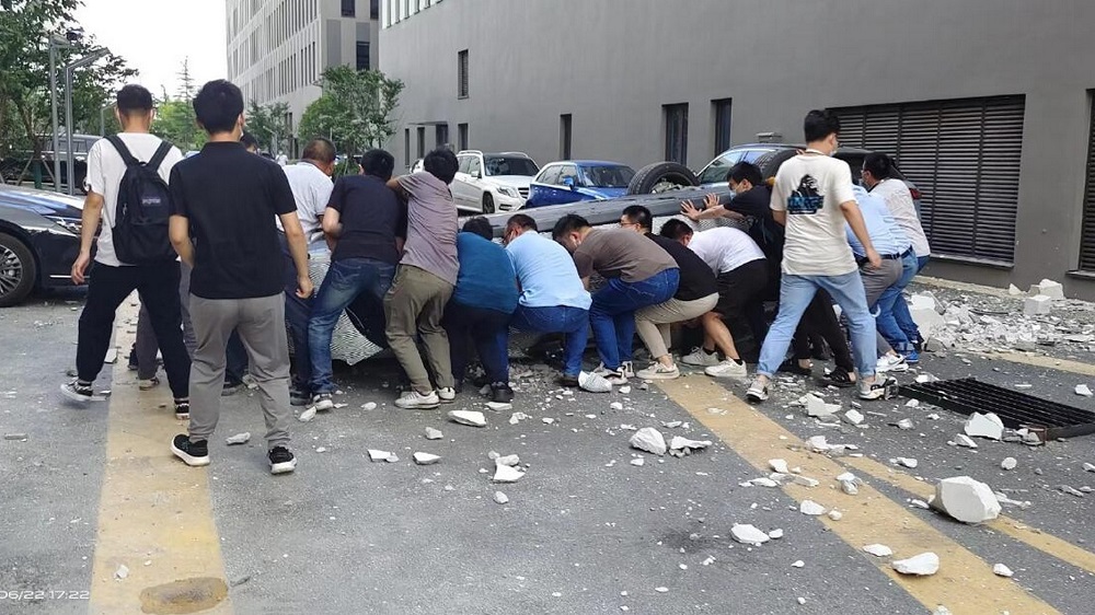 Hàng chục người cùng nhau lật chiếc xe lại