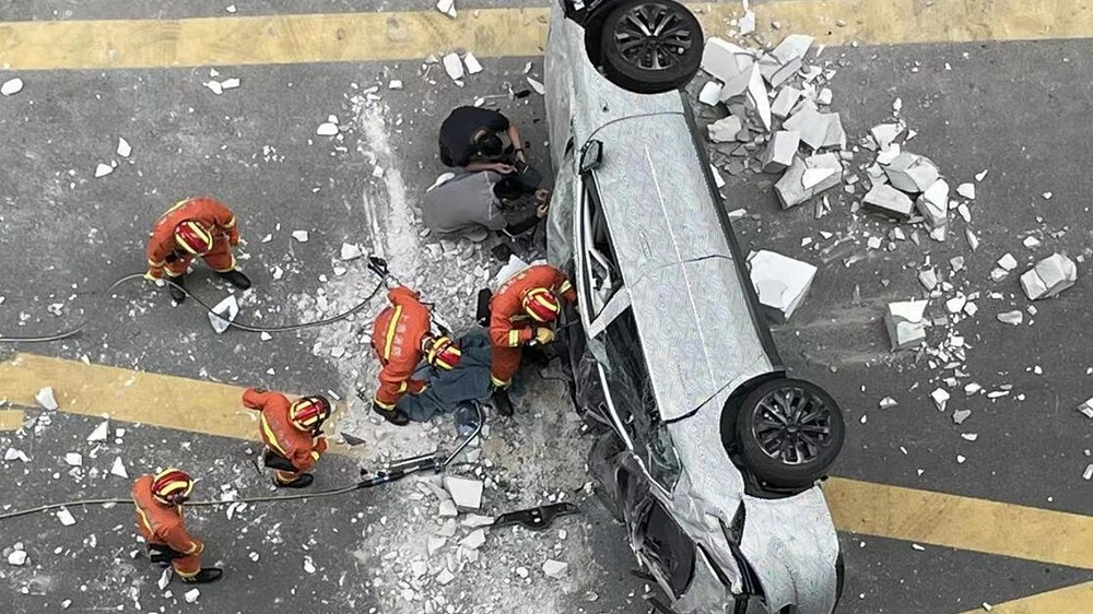 Hiện trường vụ tai nạn nghiêm trọng bên ngoài tòa nhà trụ sở chính của hãng xe Nio