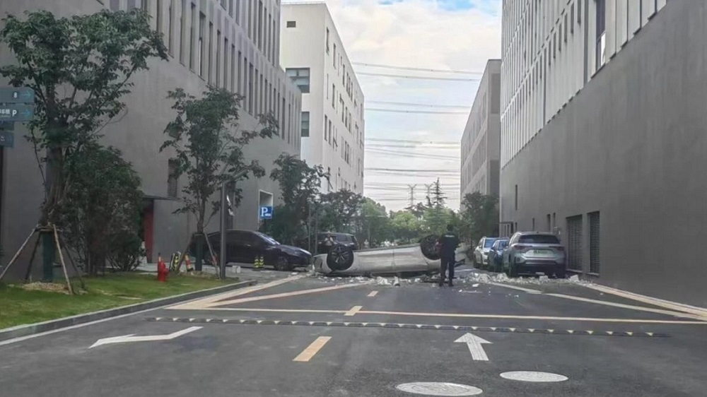 Chiếc xe rơi xuống đất trong trạng thái lật ngửa