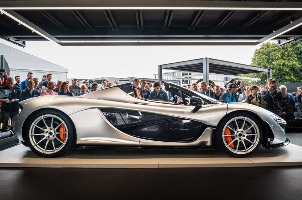 McLaren P1 Spider nhìn từ bên hông McLaren P1 Spider nhìn từ bên hông