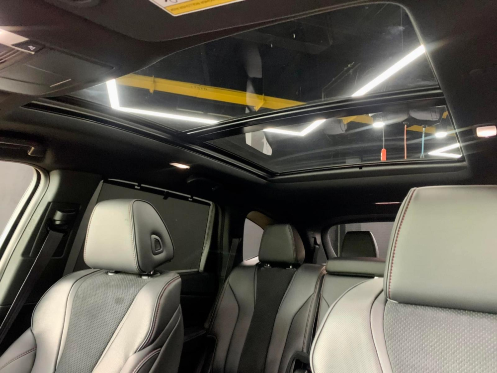 Còn đây là cửa sổ trời của Acura MDX 2022 