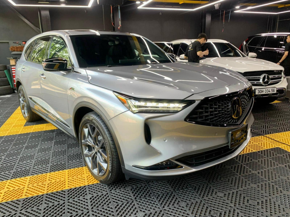 Chiếc xe Acura MDX 2022 này có màu bạc