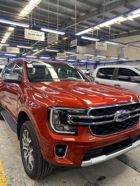 Bản Titanium của Ford Everest 2022 sẽ có nhiều chi tiết mạ crôm như lưới tản nhiệt, ốp gương, tay nắm cửa, giá nóc. Bản Titanium của Ford Everest 2022 sẽ có nhiều chi tiết mạ crôm như lưới tản nhiệt, ốp gương, tay nắm cửa, giá nóc.