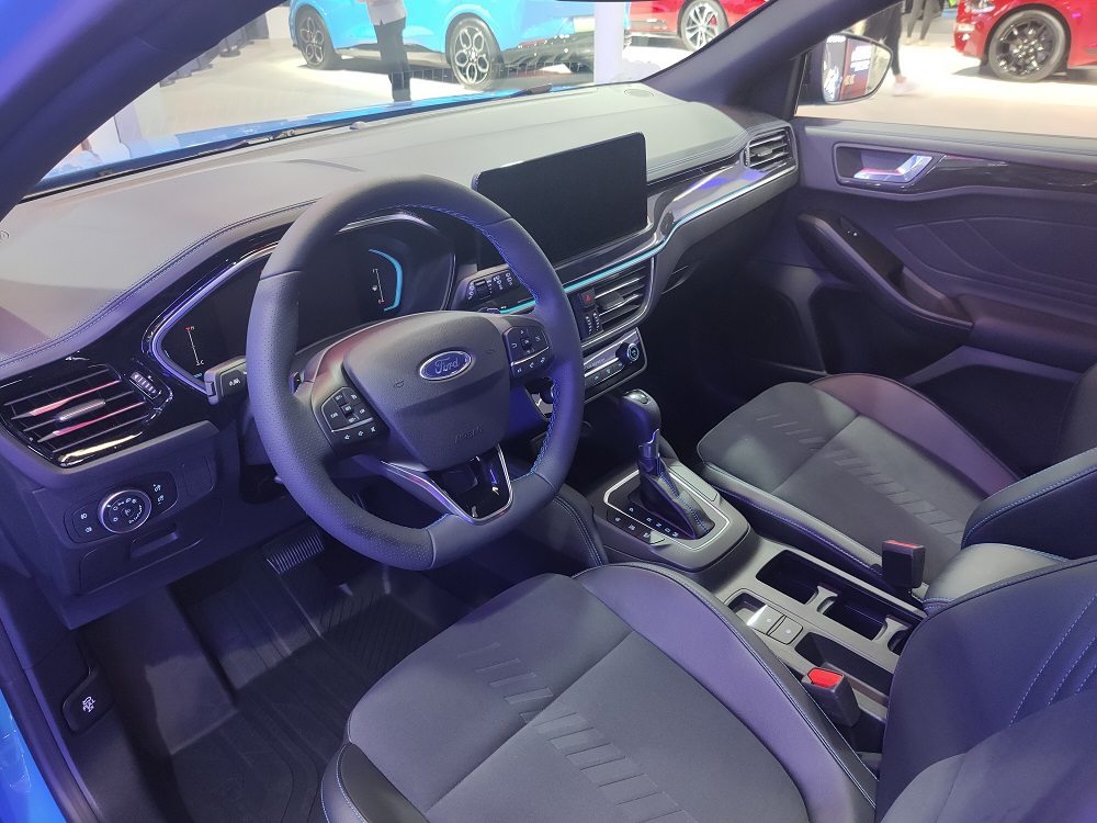 Nội thất của Ford Focus 2022 bản S Edition có chỉ khâu giống màu sơn ngoại thất