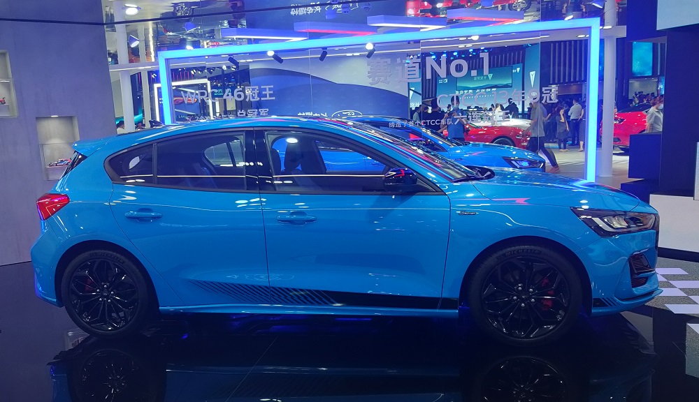 Ford Focus 2022 bản S Edition còn có đề-can trang trí theo phong cách xe đua trên sườn xe