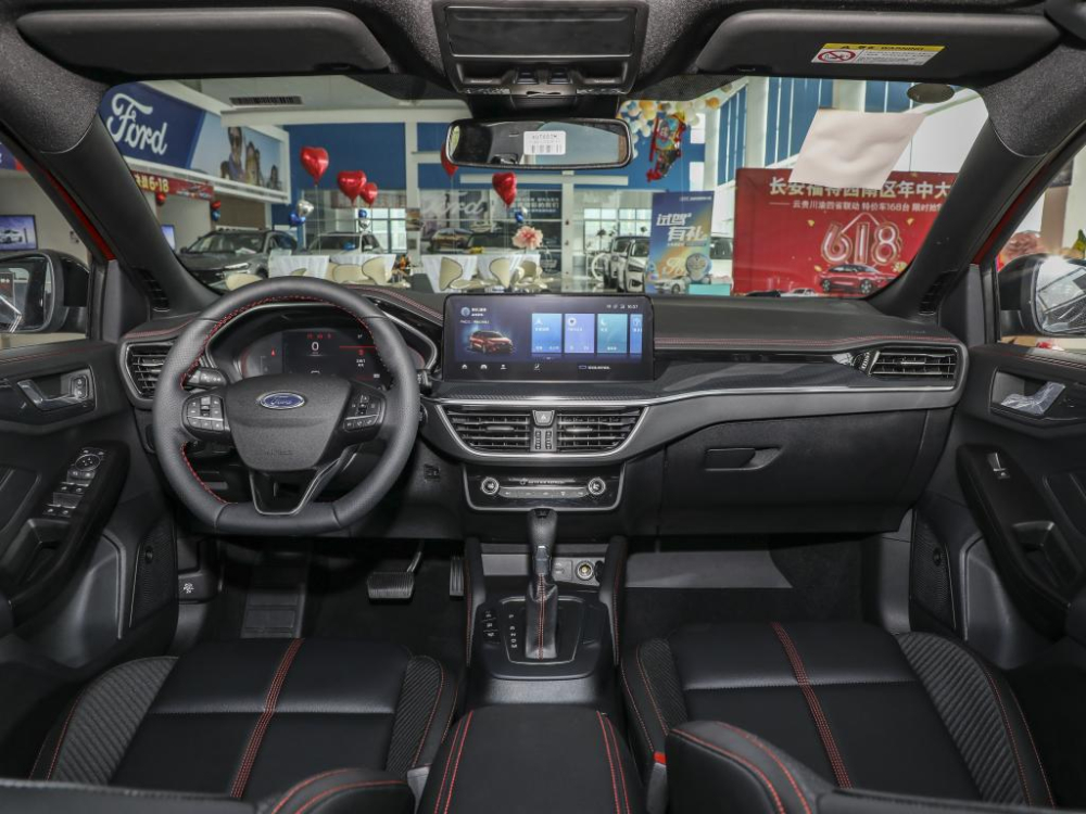 Nội thất của Ford Focus 2022 bản ST-Line