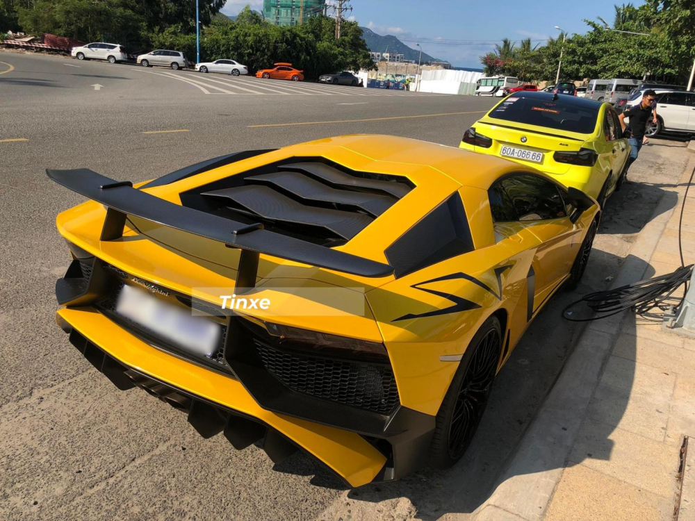 Si&ecirc;u xe Lamborghini Aventador SV xuất hiện tại Nha Trang c&ugrave;ng h&agrave;ng chục xe BMW, Audi, Mercedes-Benz đủ phi&ecirc;n bản, trong ảnh c&oacute; một chiếc xe BMW 320i đời 2012 mang biển số tứ qu&yacute; 6 của tỉnh Đồng Nai đỗ ph&iacute;a trước.