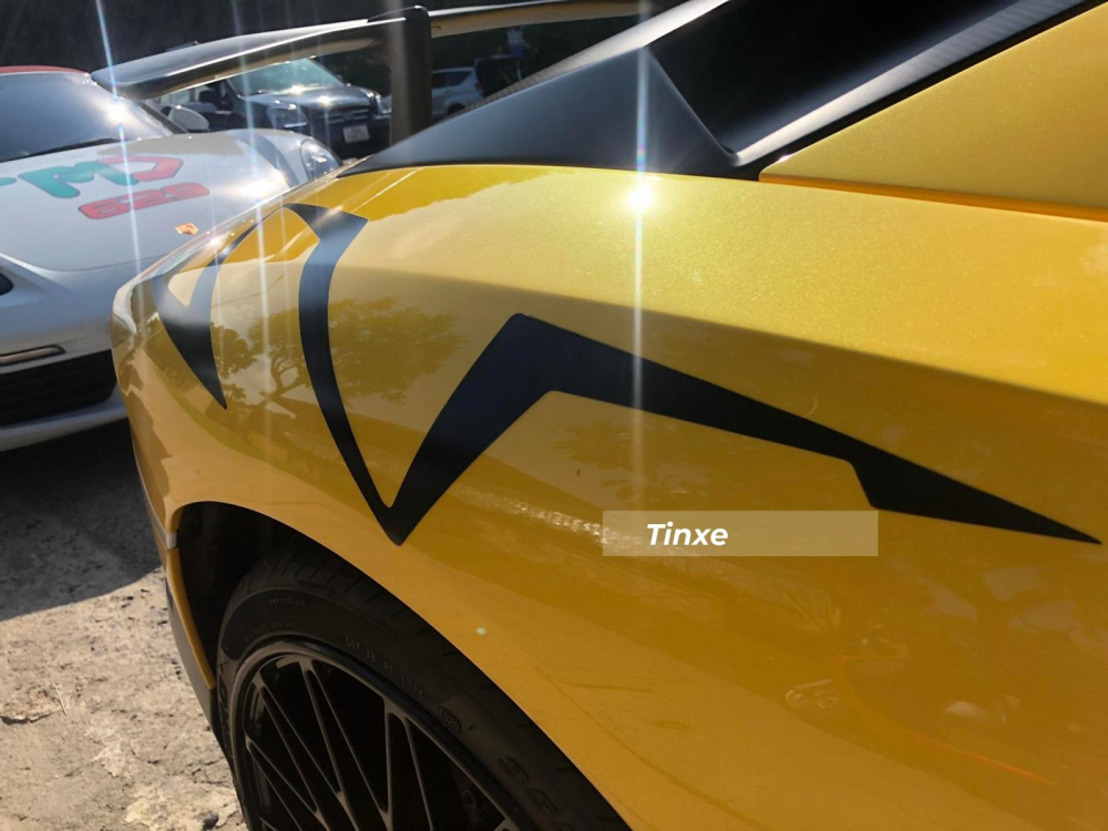 Logo SV m&agrave;u đen tr&ecirc;n v&ograve;m b&aacute;nh xe sau được sơn thay v&igrave; d&aacute;n đề-can. Nhiều chiếc Lamborghini Aventador SV kh&ocirc;ng sở hữu chi tiết n&agrave;y do đ&acirc;y l&agrave; t&ugrave;y chọn th&ecirc;m.