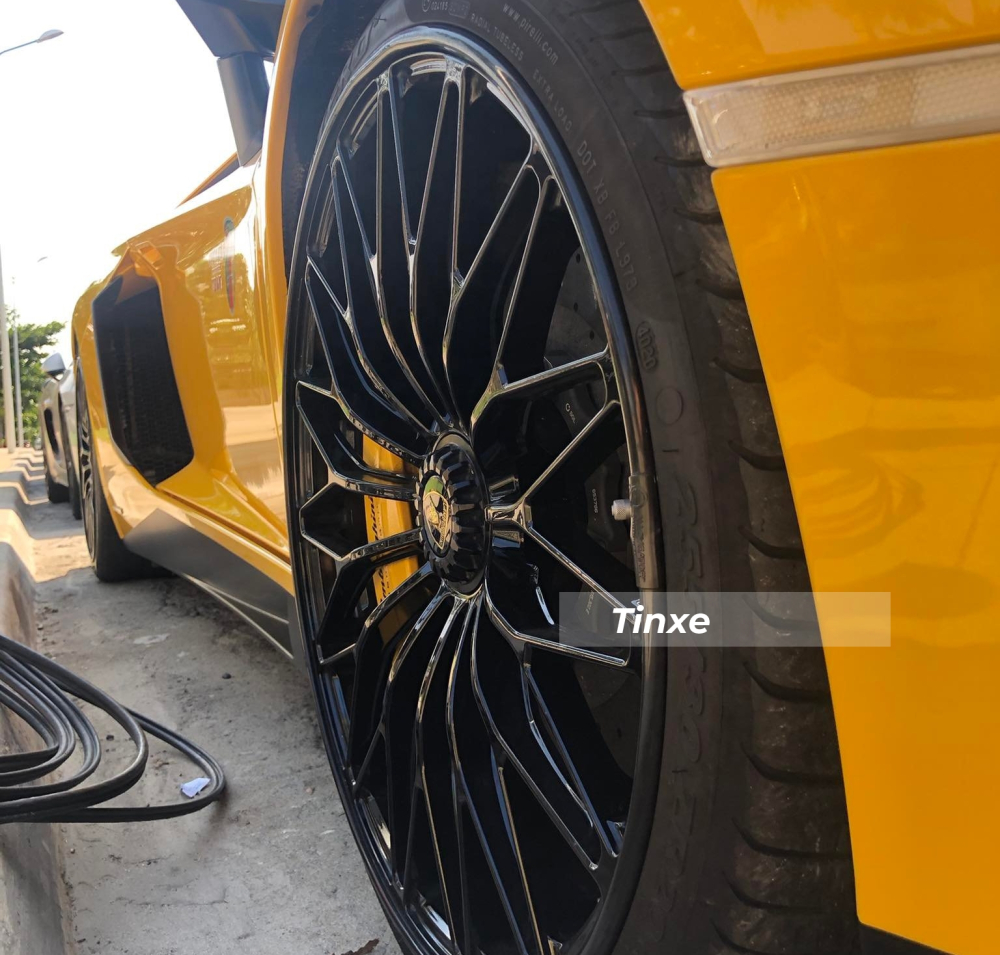 La-zăng của xe l&agrave; loại đa chấu k&eacute;p sơn đen kết hợp c&ugrave;ng kẹp phanh m&agrave;u v&agrave;ng nổi bật. Từ việc tăng cường sử dụng sợi carbon cả b&ecirc;n trong v&agrave; b&ecirc;n ngo&agrave;i xe, phi&ecirc;n bản Aventador SV LP750-4 giờ đ&acirc;y c&oacute; tỷ số c&ocirc;ng suất tr&ecirc;n trọng lượng từ 1 m&atilde; lực đến 2 kg.