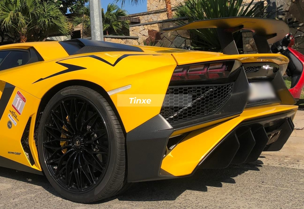 To&agrave;n bộ thiết kế đu&ocirc;i xe Lamborghini Aventador SV được l&agrave;m mới so với bản ti&ecirc;u chuẩn bao gồm, khuếch t&aacute;n gi&oacute;, cản va v&agrave; hốc gi&oacute; g&oacute;c cạnh. Cuối c&ugrave;ng l&agrave; trang bị c&aacute;nh gi&oacute; đu&ocirc;i cố định cỡ lớn bằng carbon.