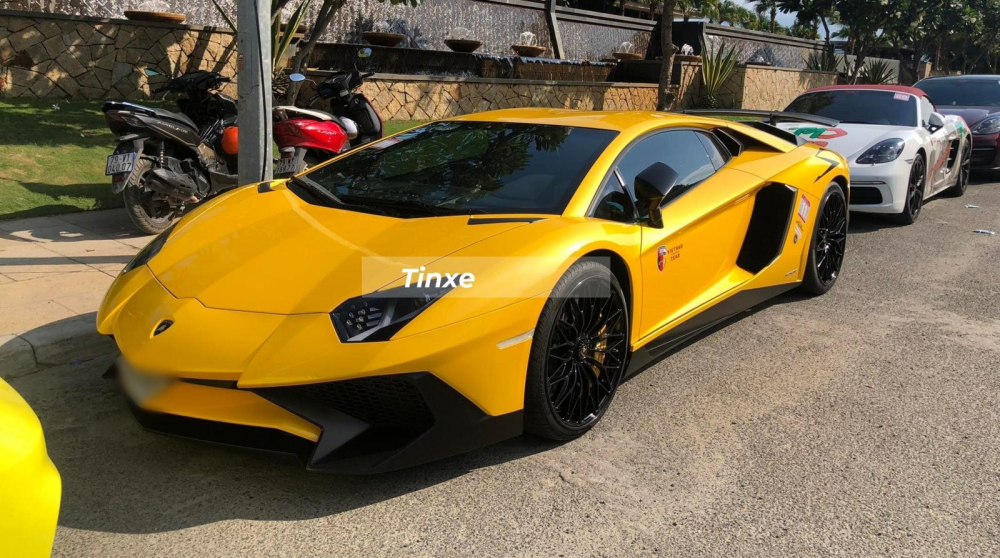 Chiếc si&ecirc;u xe Lamborghini Aventador SV LP750-4 n&agrave;y được vận chuyển ra Nha Trang bằng xe chuy&ecirc;n dụng v&agrave; sau khi sự kiện kết th&uacute;c được mang l&ecirc;n xe cứu hộ về lại S&agrave;i th&agrave;nh.