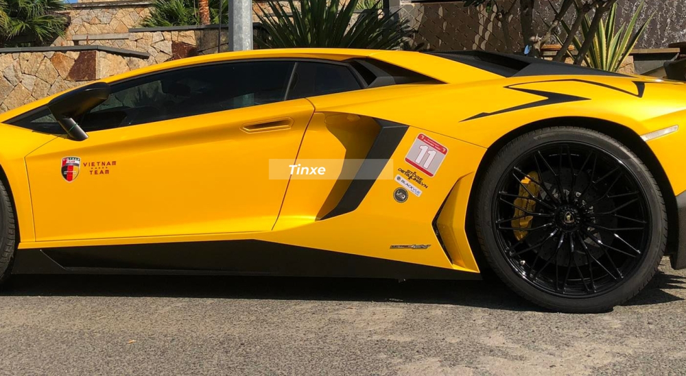 V&ograve;ng ra b&ecirc;n h&ocirc;ng xe c&oacute; thể thấy Lamborghini Aventador SV c&oacute; sườn mới g&oacute;c cạnh hơn, hốc gi&oacute; b&ecirc;n h&ocirc;ng mở rộng tối đa v&agrave; logo LP750-4.