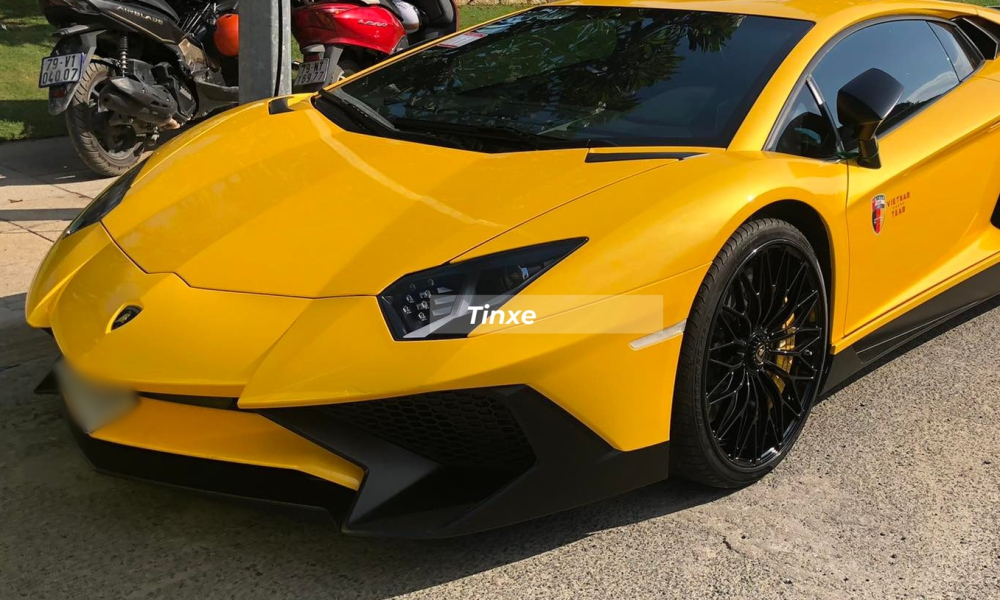 Lamborghini Aventador SV LP750-4 ra mắt v&agrave;o năm 2015 với thiết kế mạnh mẽ hơn so với bản ti&ecirc;u chuẩn kh&ocirc;ng chỉ ở động cơ v&agrave; c&ograve;n ngoại h&igrave;nh. Nh&igrave;n v&agrave;o đầu xe sẽ thấy ngay Lamborghini Aventador SV c&oacute; hốc gi&oacute; b&ecirc;n h&ocirc;ng sắc sảo v&agrave; được ho&agrave;n thiện bằng carbon nh&aacute;m rất đắt đỏ. Cản va trước của xe cũng được chia th&agrave;nh 2 phần.