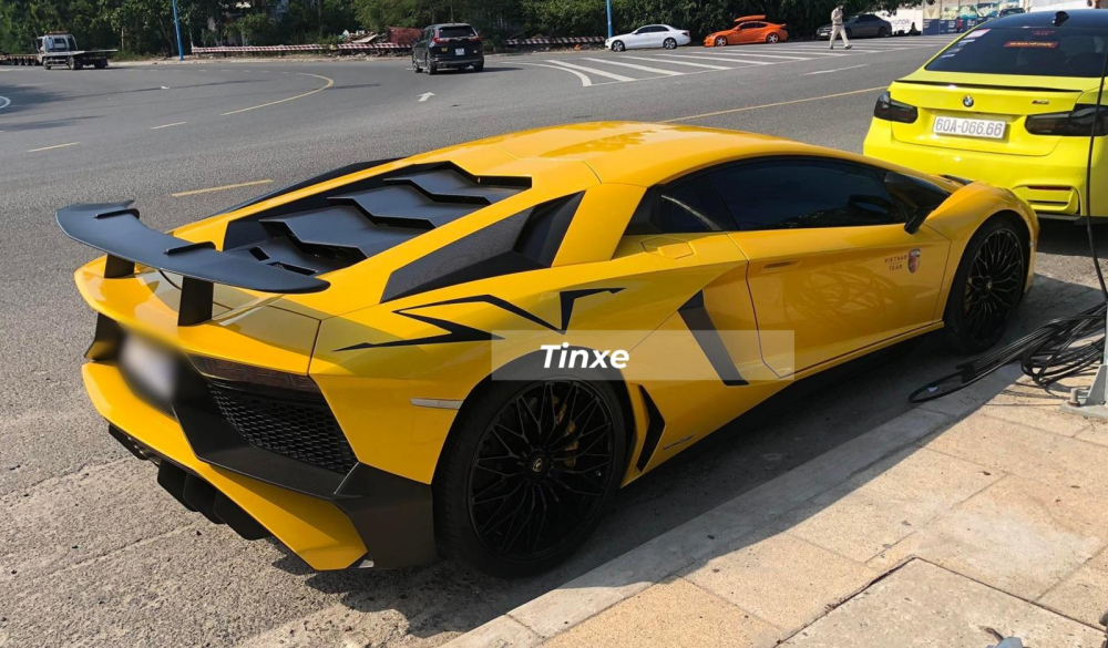 Đ&acirc;y l&agrave; chiếc si&ecirc;u xe giới hạn Lamborghini Aventador SV được mang về nước v&agrave;o th&aacute;ng 4 năm 2022. Xe mang ngoại thất m&agrave;u v&agrave;ng đẹp mắt v&agrave; hiện cũng l&agrave; chiếc Lamborghini Aventador SV Coupe thứ 2 đang c&oacute; mặt tại dải đất h&igrave;nh chữ S. 