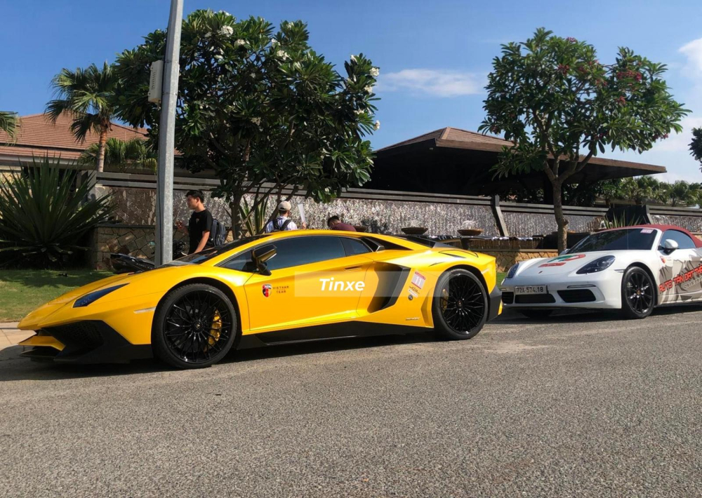 V&agrave;o giữa tuần n&agrave;y, một nh&oacute;m chơi xe đ&atilde; tập trung c&ugrave;ng với nhau để di chuyển từ S&agrave;i th&agrave;nh đi Nha Trang, trong đo&agrave;n xe n&agrave;y đa phần xuất hiện xe của c&aacute;c thương hiệu Audi, Mercedes-Benz hay BMW v&agrave; kh&aacute; bất ngờ l&agrave; c&oacute; 1 chiếc si&ecirc;u xe Lamborghini Aventador SV g&oacute;p mặt.