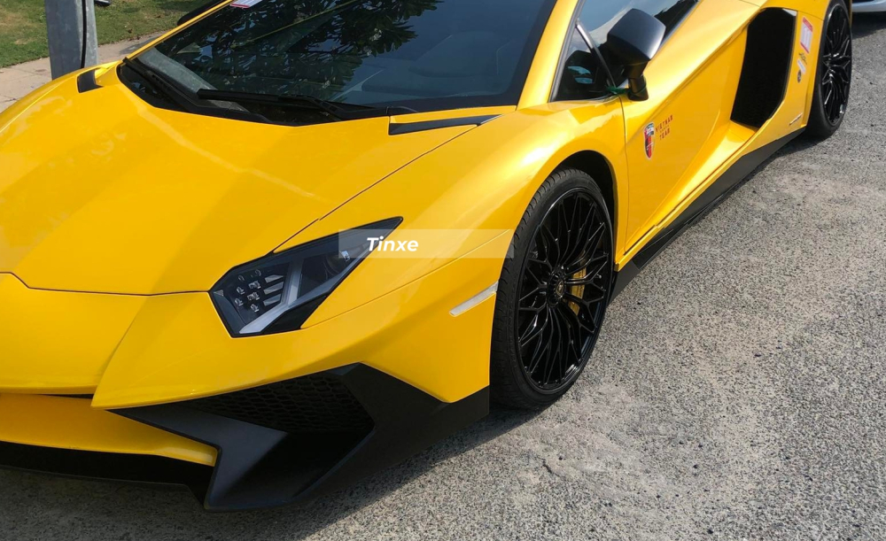Chiếc xe Lamborghini Aventador SV cũng c&oacute; t&iacute;nh năng kh&iacute; động học được cải thiện, với lực &eacute;p xuống mặt đường tăng 180% so với Aventador ti&ecirc;u chuẩn.