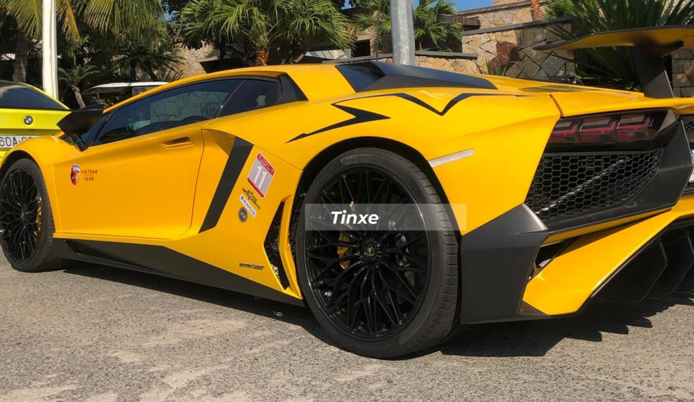 Tr&ecirc;n cao v&ograve;m b&aacute;nh xe sẽ c&oacute; 2 mang c&aacute; bằng carbon mới gi&uacute;p đưa luồng kh&ocirc;ng kh&iacute; nhiều nhất v&agrave;o l&agrave;m m&aacute;t cho động cơ hủy diệt V12.