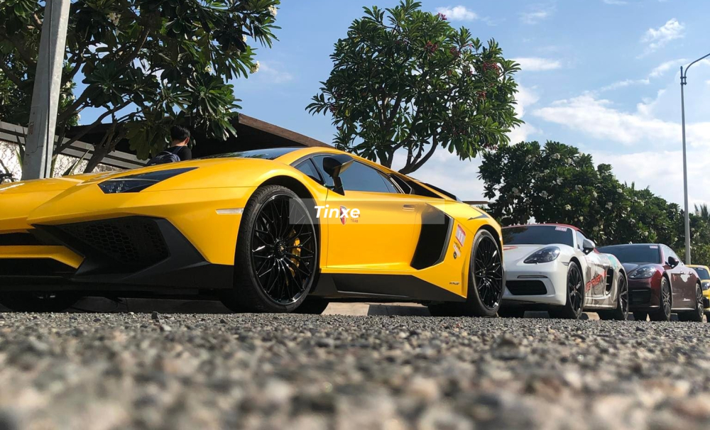  Hiện chưa r&otilde; l&agrave; đại gia Việt n&agrave;y phải chi bao nhi&ecirc;u tiền để sở hữu chiếc si&ecirc;u xe giới hạn Lamborghini Aventador SV m&agrave;u v&agrave;ng chỉ c&oacute; 600 xe tr&ecirc;n to&agrave;n thế giới, chỉ biết rằng, trước đ&oacute; xe Lamborghini Aventador SV c&oacute; gi&aacute; rao b&aacute;n tr&ecirc;n 13,5 tỷ đồng.