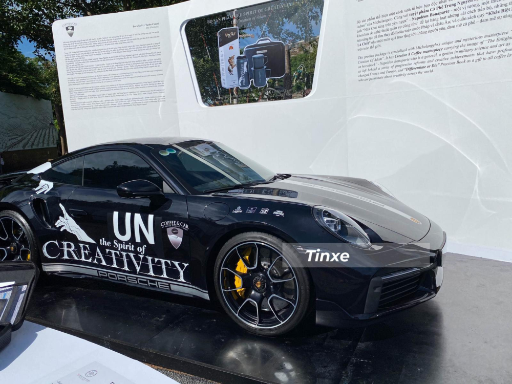 Kể từ khi hãng xe Porsche giới thiệu thế hệ mới cho dòng xe thể thao 911 huyền thoại của mình đã nhận được rất nhiều sự quan tâm của giới mê xe trên thế giới cũng như các đại gia Việt. Ước tính số lượng xe Porsche 911 phiên bản 992 tại Việt Nam đã trên 60 chiếc nhưng rất hiếm người nào chọn chơi phiên bản tốc độ Porsche 911 Turbo do nhiều yếu tố khác nhau nhưng quan trọng nhất vẫn là mức giá bán gần như cao nhất.