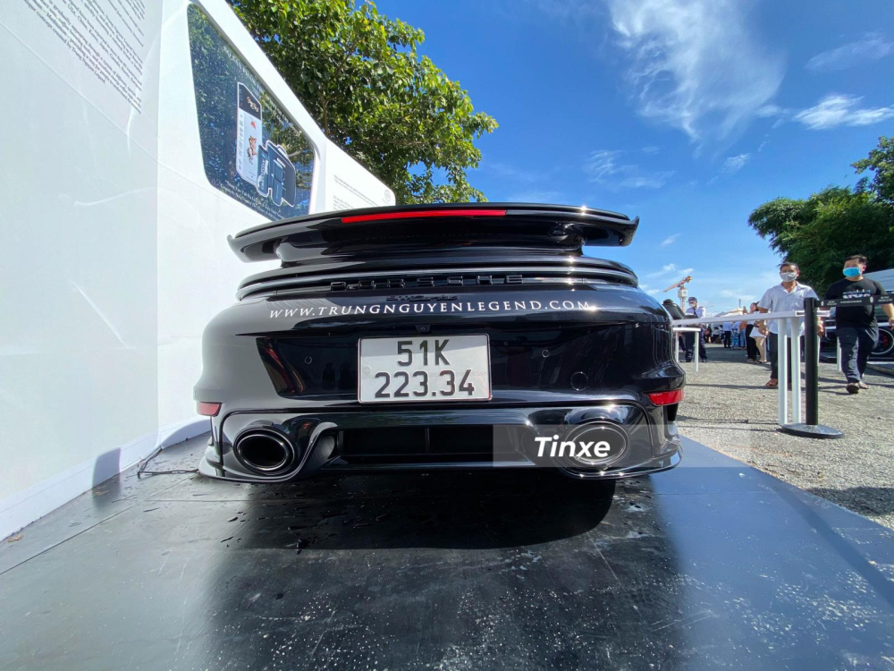 Chiếc xe Porsche 911 Turbo 992 của vị doanh nhân này là xe đầu tiên về Việt Nam và hiện chưa rõ có đại gia Việt thứ 2 nào chọn chơi dòng xe Porsche 911 Turbo 992 hay không.
