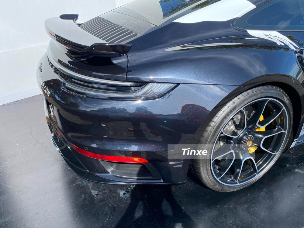  Giá xe Porsche 911 Turbo thế hệ mới chính hãnh từ 13 tỷ đồng nhưng xe của đại gia ngành cà phê có thêm nhiều tùy chọn khác nhau nên mức giá để về tay chủ nhân trên 15 tỷ đồng, chưa bao gồm chi phí lăn bánh cho xe.