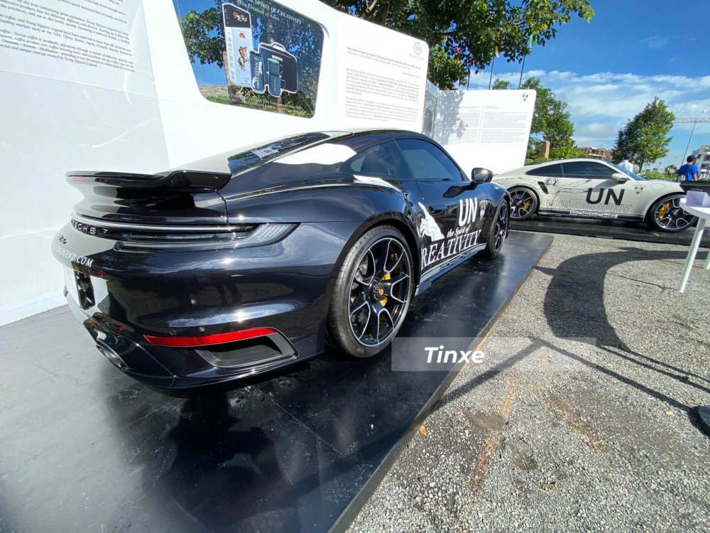 Khám phá Porsche 911 Turbo thế hệ 992 đầu tiên về nước với tùy chọn đi kèm hơn 2 tỷ đồng, phía xa còn có Porsche 911 Turbo S 992.