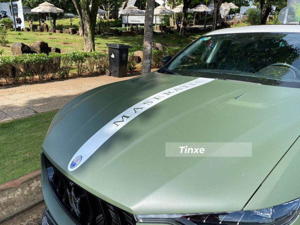 Sọc đơn màu trắng cùng logo Maserati trên nắp capô Sọc đơn màu trắng cùng logo Maserati trên nắp capô