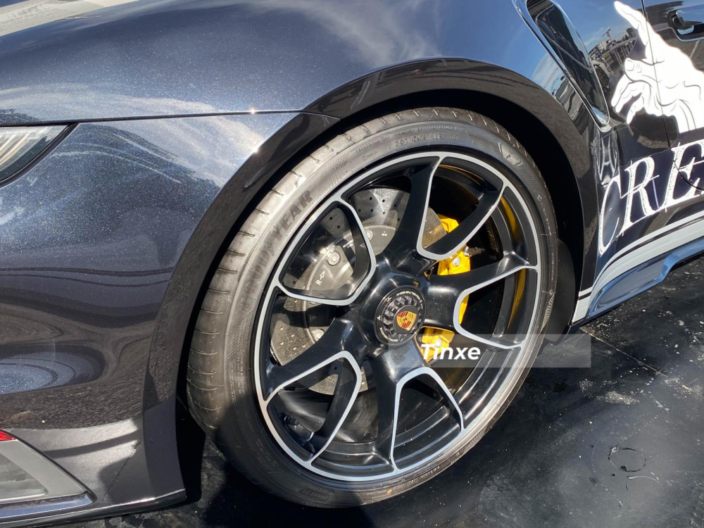 Kế đến là bộ mâm 911 Turbo S Exclusive Design được sơn 2 màu có giá hơn 450 triệu đồng và hệ thống phanh Porsche Ceramic Composite Brake (PCCB) có giá 695 triệu đồng.