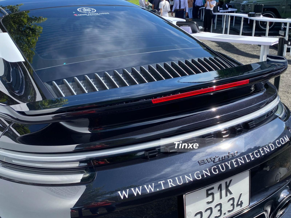 Phiên bản xe Porsche 911 Turbo thế hệ 992 được trang bị hộp số tự động PDK 8 cấp, nhờ đó mà mẫu xe thể thao này có khả năng tăng tốc từ vị trí xuất phát lên 100 km/h chỉ trong thời gian 2,8 giây với gói SportChrono trước khi đạt tốc độ tối đa 320 km/h.