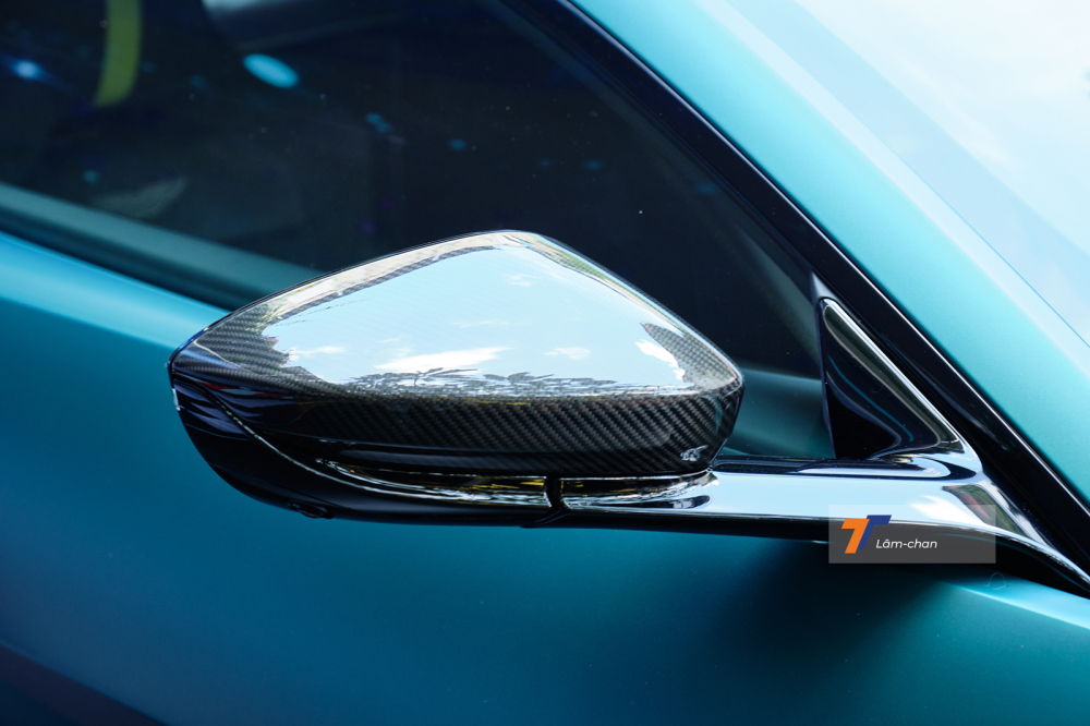Gương chiếu hậu cũng được l&agrave;m từ vật liệu carbon.