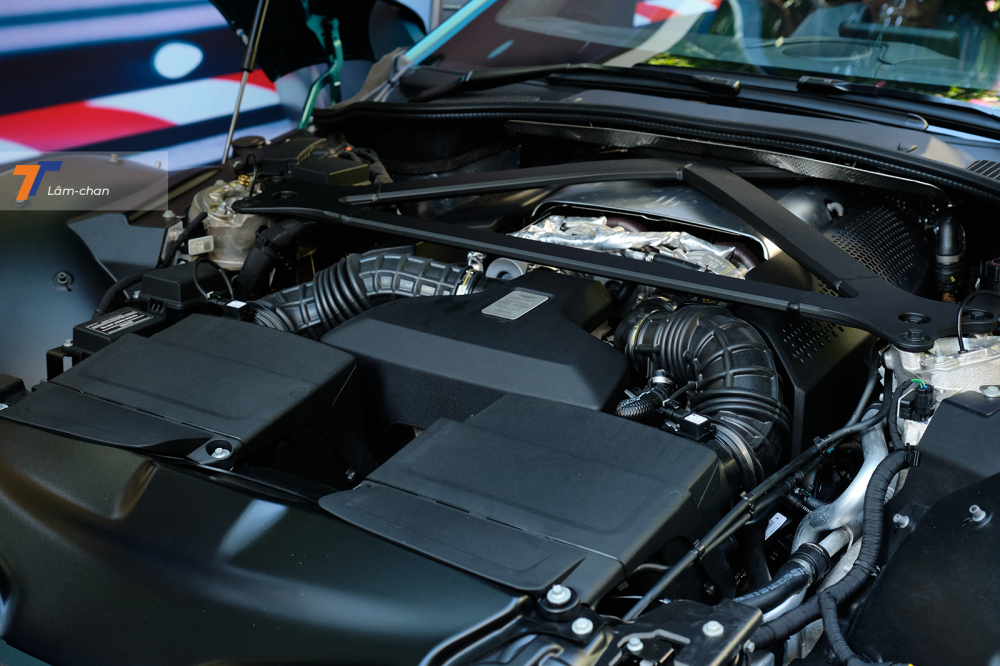 Động cơ V8 của xe được sản xuất bởi Mercedes-AMG.