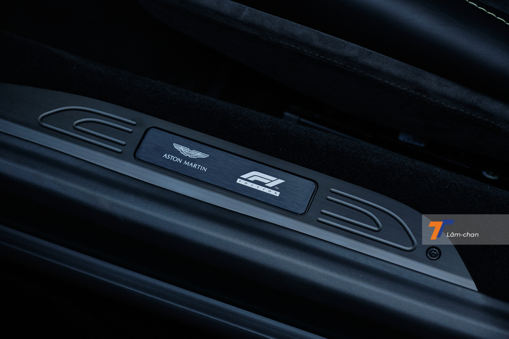 Bệ cửa ra v&agrave;o cũng c&oacute; logo F1 Edition.