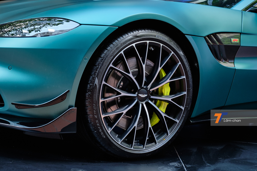 La-zăng 21 inch 2 t&ocirc;ng m&agrave;u độc quyền tr&ecirc;n Vantage F1 Edition.