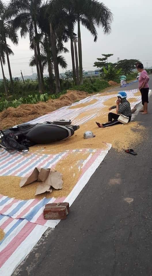 Một người phụ nữ bị tai nạn v&igrave; th&oacute;c phơi tr&ecirc;n đường