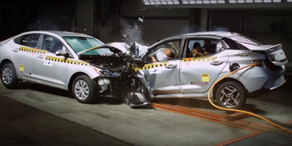 Hai chiếc ô tô Hyundai va chạm trực diện với nhau Hai chiếc ô tô Hyundai va chạm trực diện với nhau