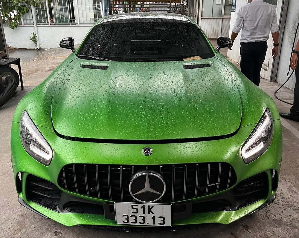 Mercedes-AMG GT R mang màu xanh AMG Green Hell Magno được nhập khẩu chính hãng đã về tay ông Đặng Lê Nguyên Vũ, hiện xe đã được dán màu bạc. Ngoài 2 chiếc siêu xe Mercedes-AMG GT R tiêu chuẩn, ông Đặng Lê Nguyên Vũ còn sở hữu một chiếc xe giới hạn Mercedes-AMG GT R Pro chỉ được sản xuất 750 xe trên toàn thế giới. Mercedes-AMG GT R mang màu xanh AMG Green Hell Magno được nhập khẩu chính hãng đã về tay ông Đặng Lê Nguyên Vũ, hiện xe đã được dán màu bạc. Ngoài 2 chiếc siêu xe Mercedes-AMG GT R tiêu chuẩn, ông Đặng Lê Nguyên Vũ còn sở hữu một chiếc xe giới hạn Mercedes-AMG GT R Pro chỉ được sản xuất 750 xe trên toàn thế giới.
