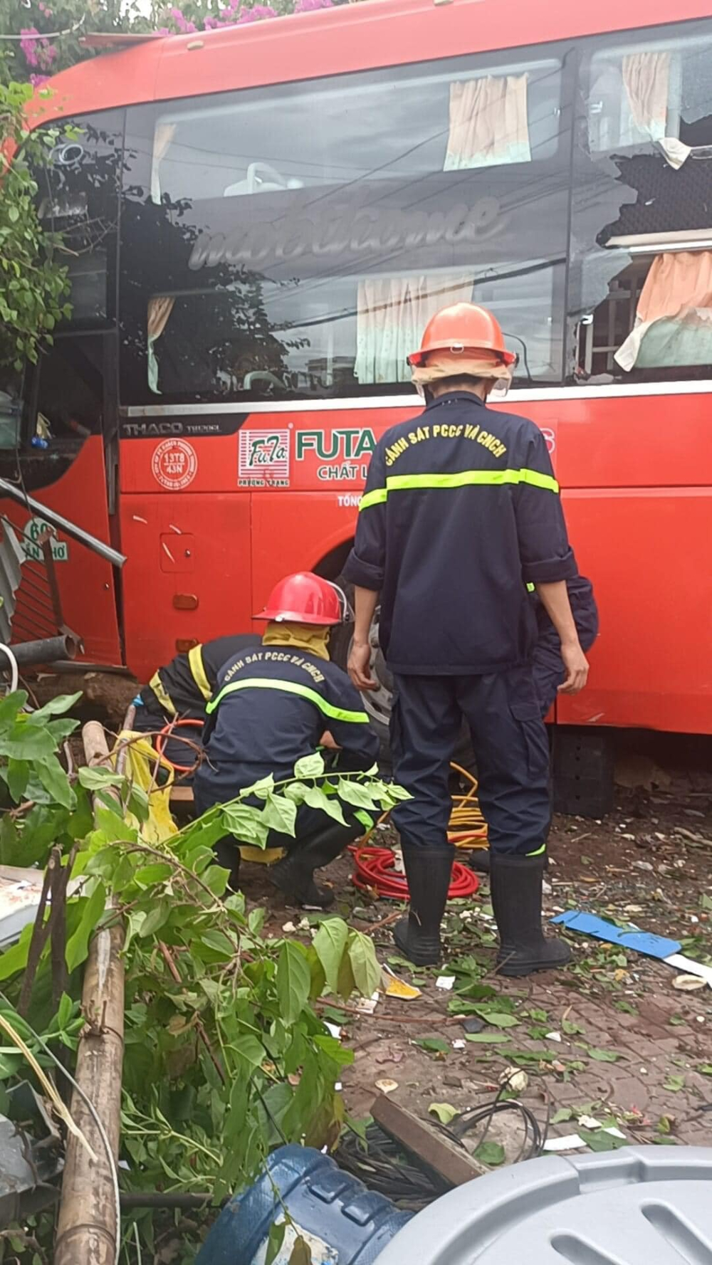 Vụ tai nạn đã khiến 1 người tử vong và 3 người bị thương Vụ tai nạn đã khiến 1 người tử vong và 3 người bị thương