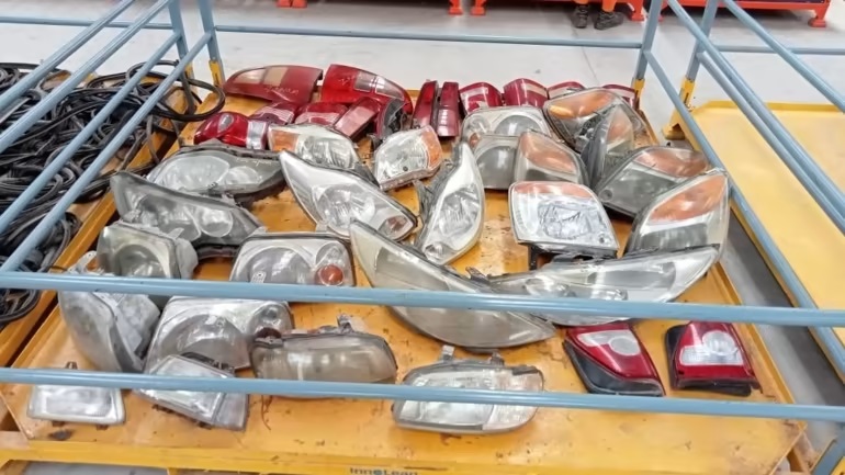 Phụ tùng được công ty Abhishek K Kaiho Recyclers tháo ra từ những chiếc ô tô cũ Phụ tùng được công ty Abhishek K Kaiho Recyclers tháo ra từ những chiếc ô tô cũ