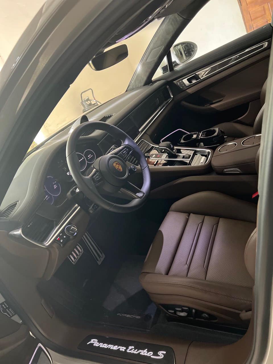 Bậc cửa có logo Panamera Turbo S phát sáng Bậc cửa có logo Panamera Turbo S phát sáng