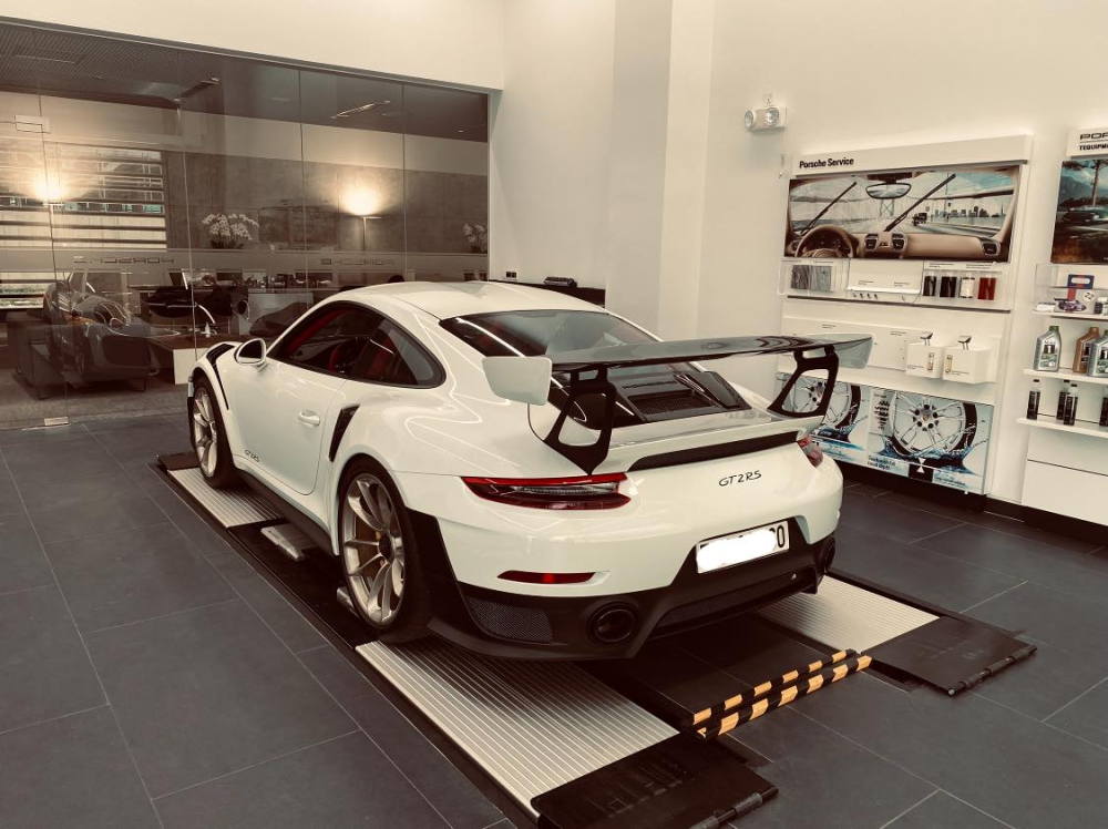 Siêu xe Porsche 911 GT2 RS màu trắng độc nhất Việt Nam mới được mang đi bảo dưỡng