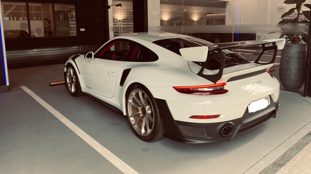 Porsche 911 GT2 RS này đang chung nhà cùng Porsche 918 Spyder màu xám