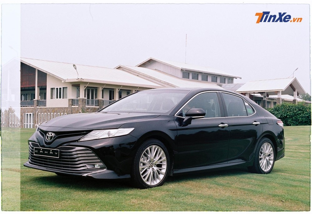Toyota Camry thường xuyên lọt top xe bán chạy nhất phân khúc sedan hạng D. Toyota Camry thường xuyên lọt top xe bán chạy nhất phân khúc sedan hạng D.