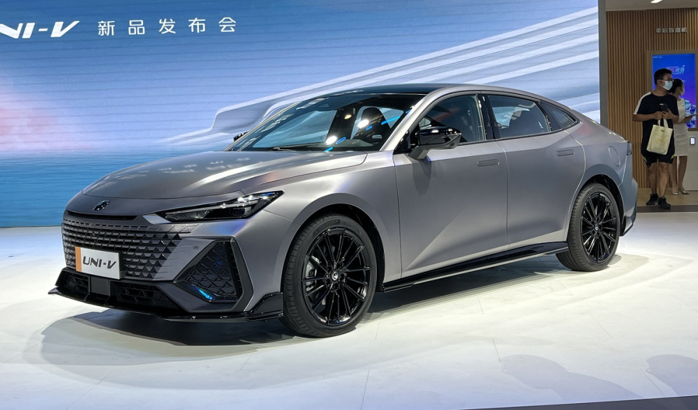 Cận cảnh thiết kế đầu xe của Changan UNI-V 2022 bản 2.0T