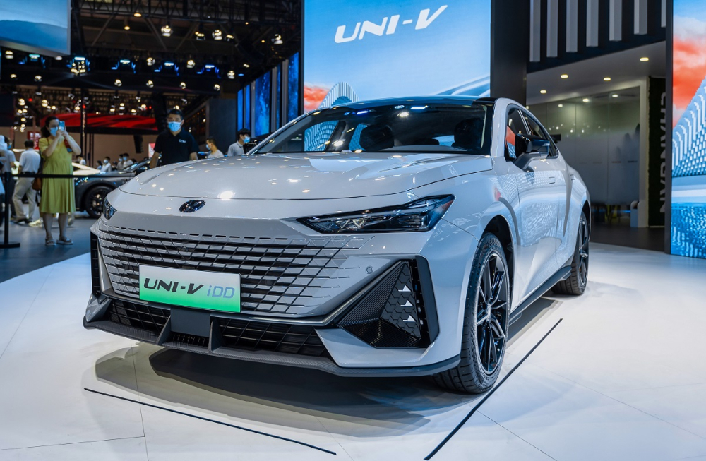 Changan UNI-V 2022 - sedan hạng C chỉ ti&ecirc;u thụ 1,59 l&iacute;t xăng/100 km