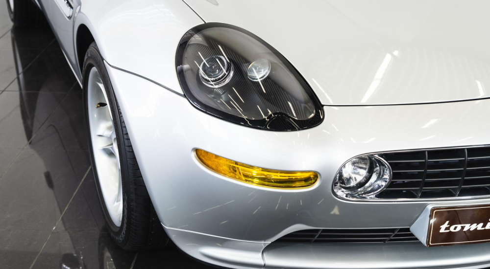 Chiếc xe BMW Z8 này mang màu bạc Chiếc xe BMW Z8 này mang màu bạc
