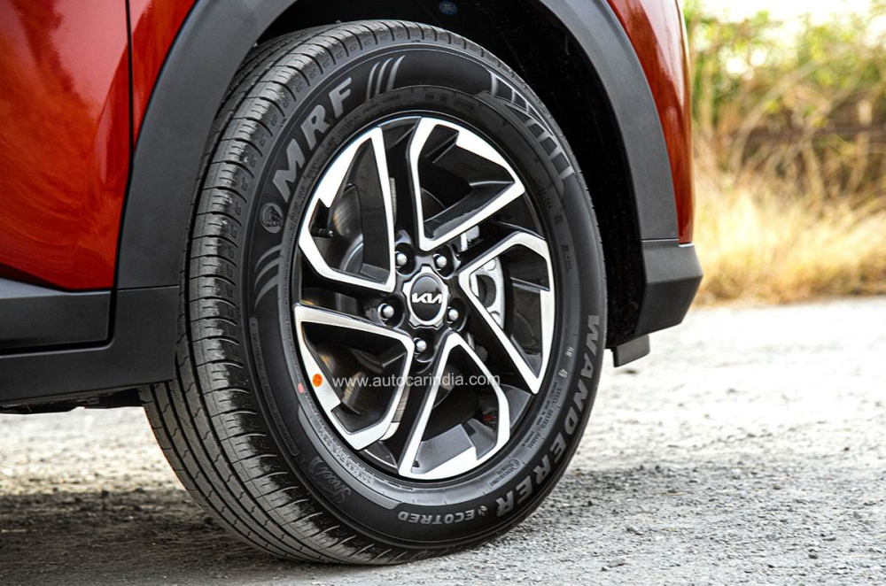 Vành hợp kim 16 inch trên Kia Carens 2022 bản cao cấp Vành hợp kim 16 inch trên Kia Carens 2022 bản cao cấp