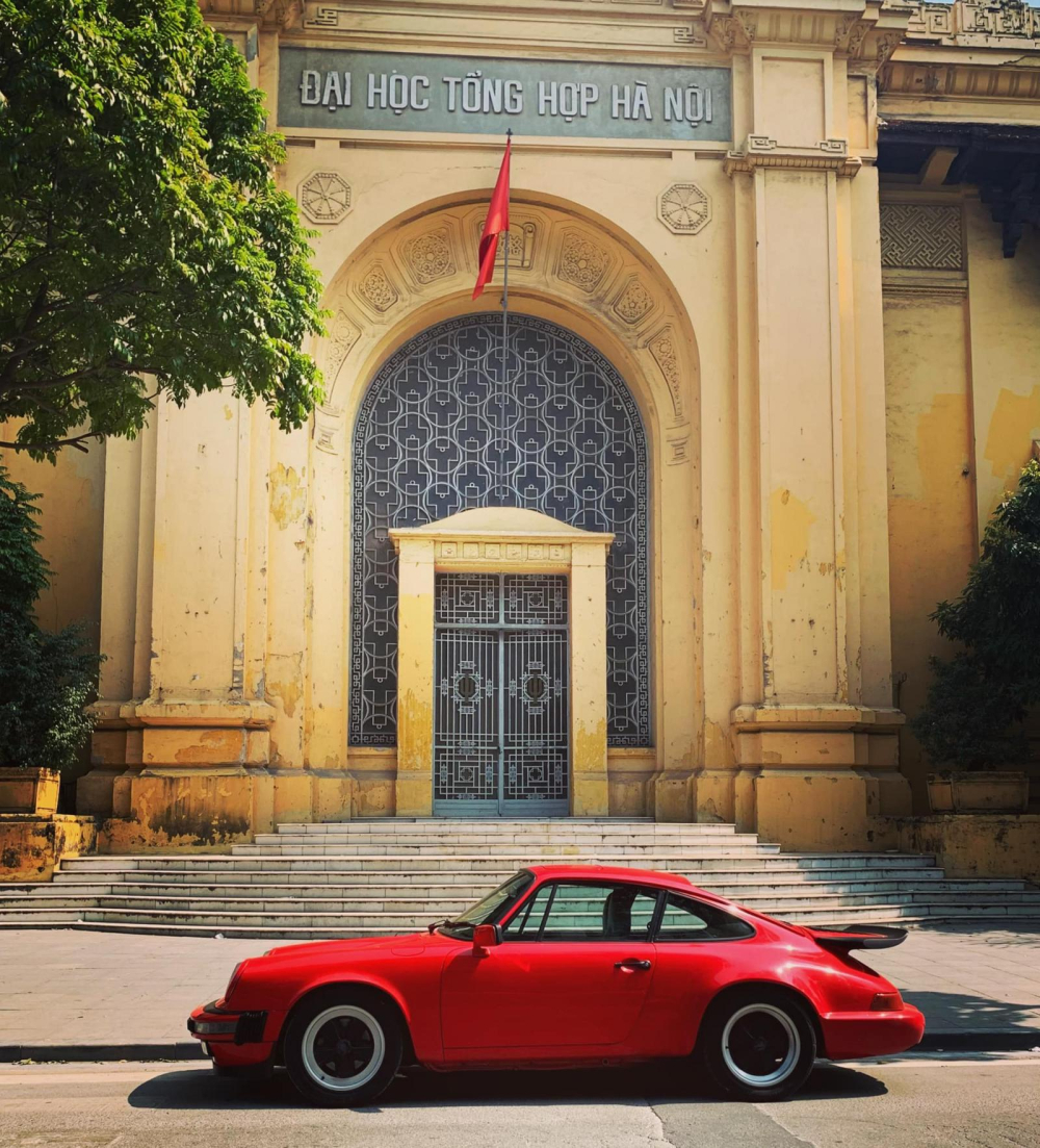 Xe của ông Vũ từng có màu đỏ, nằm trong bộ sưu tập xe Porsche 930 Turbo của 1 người yêu xe tại Hà Nội