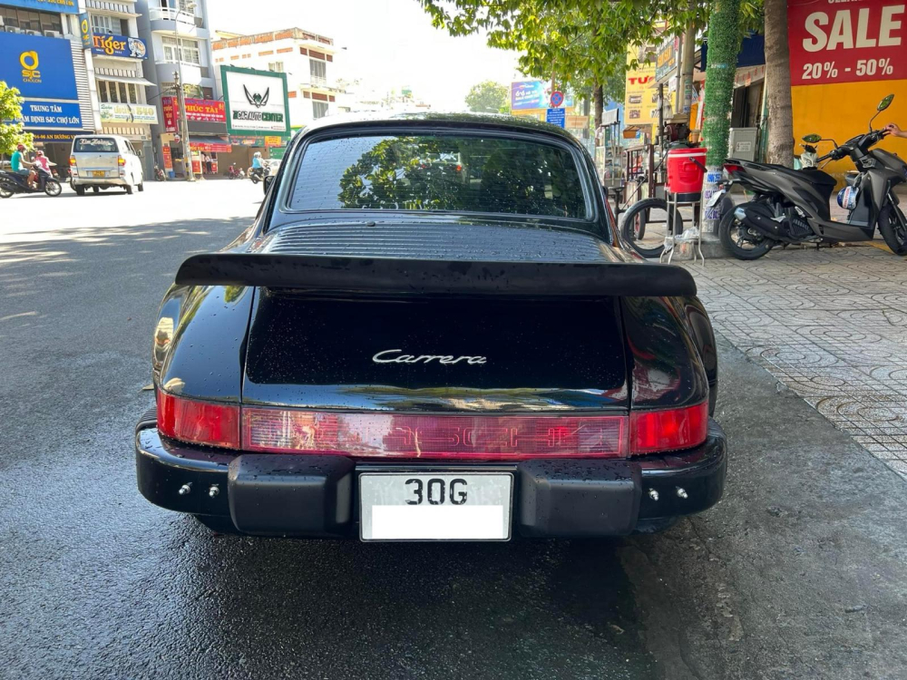 Chi tiết cánh gió lấy cảm hứng từ đuôi cá voi là đặc trưng của dòng xe Porsche 930 Turbo
